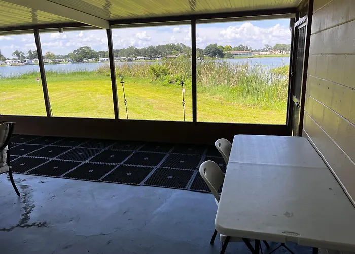 Lakeside Retreat - 3 Bedroom, 2 Bathroom House By The Lake