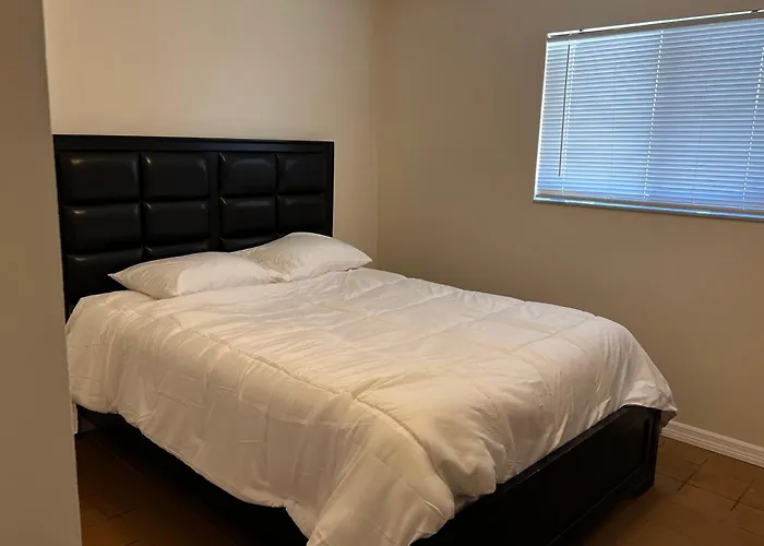 Lakeside Retreat - 3 Bedroom, 2 Bathroom House By The Lake