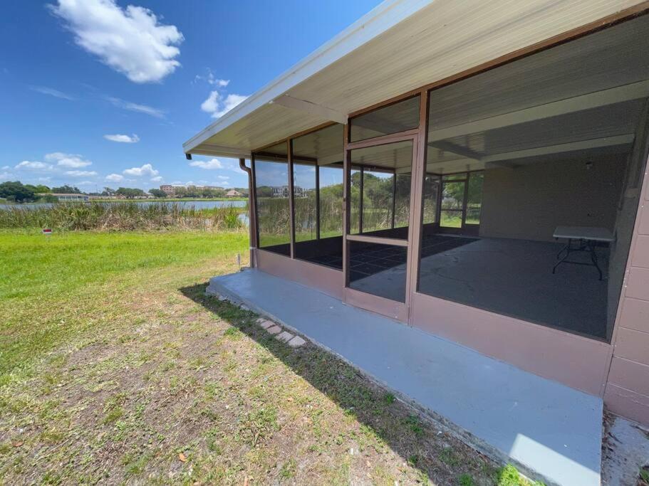 Lakeside Retreat - 3 Bedroom, 2 Bathroom House By The Holiday home *