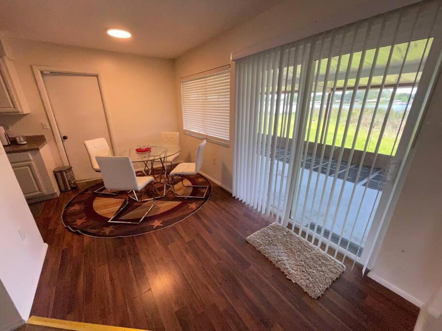 Lakeside Retreat - 3 Bedroom, 2 Bathroom House By The Lakeland